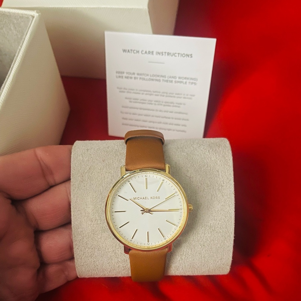 Brand new MK ladies watch w/leather band, all original packaging & receipt 😍